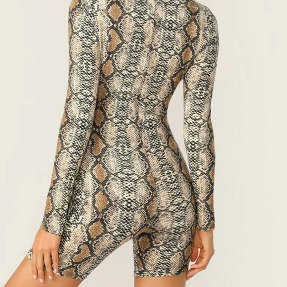 🎁🐍 Snakeskin Short Sexy Jumpsuit Plunging - Picture 6 of 7